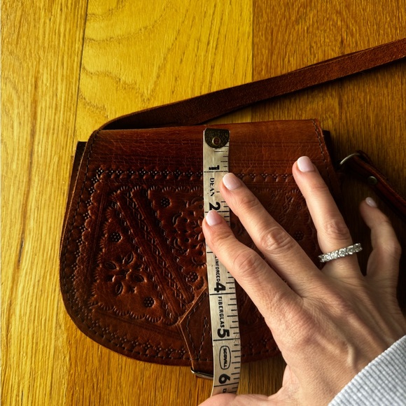 Handcrafted Brown Leather Crossbody saddle Bag - Picture 4 of 8